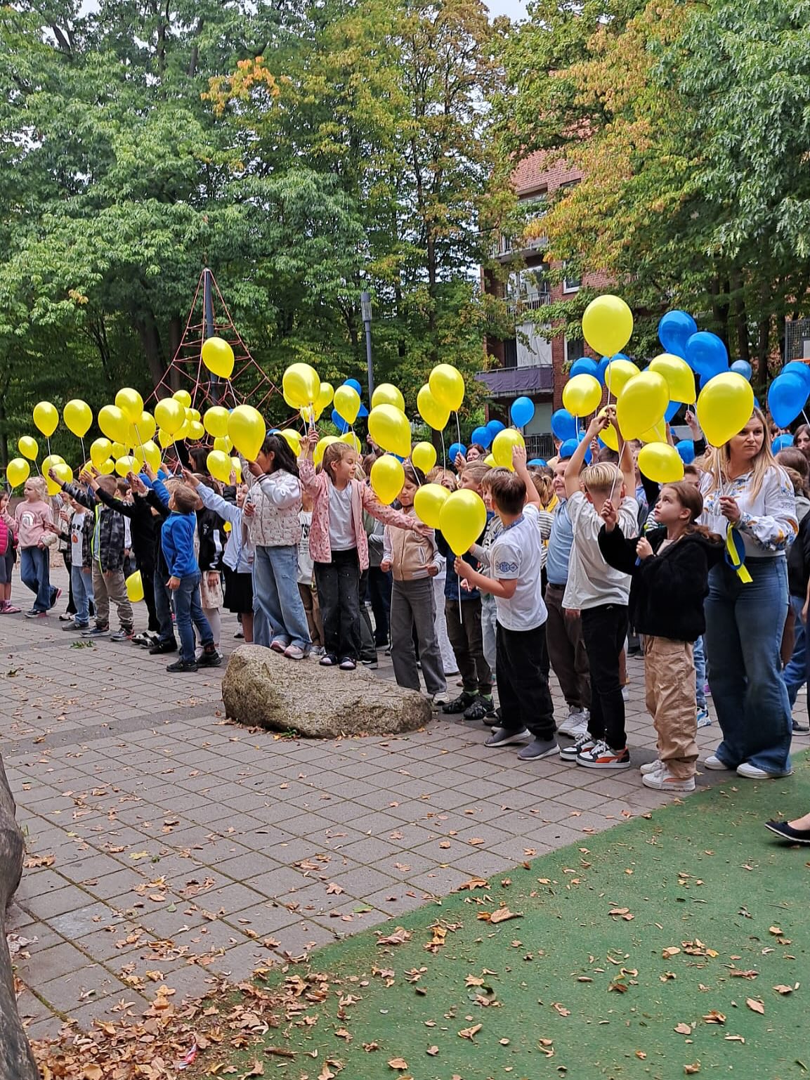 Сьогодні розпочався 25. навчальний рік нашої школи. В 2001 році все почалось з пʼятьох учнів, одного вчителя - і місії шанувати і не забувати Українську історію, мову і культуру.