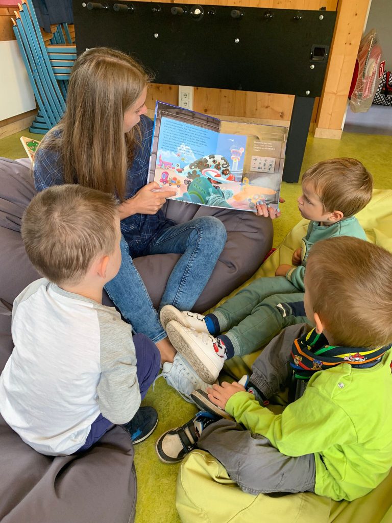 Вчитель читає книжку для діток
