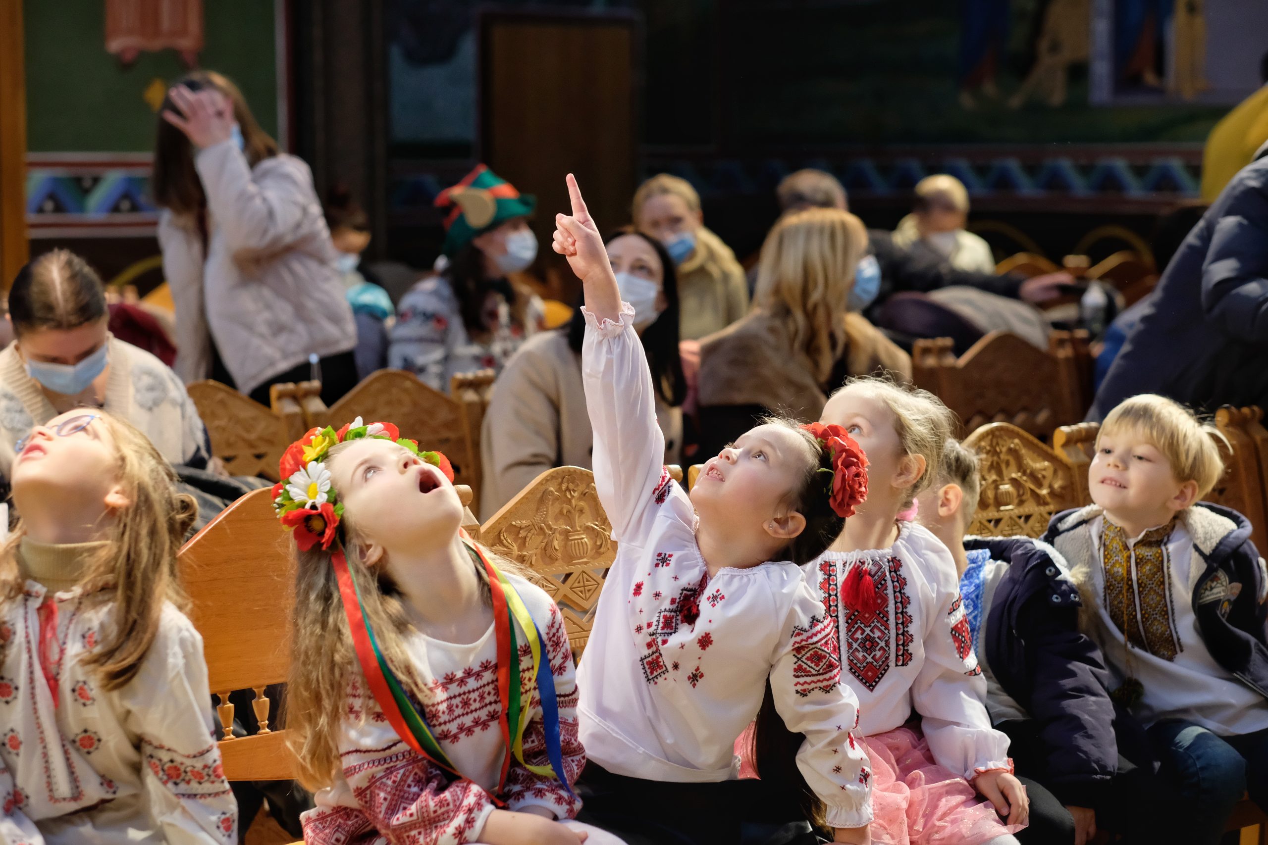 Діти у вишиванках на святі Святого Миколая